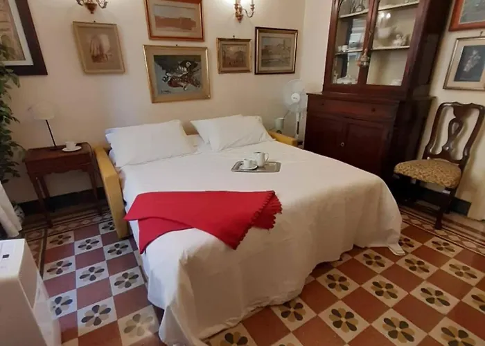 Antiques Lover\'S Flat, Florence